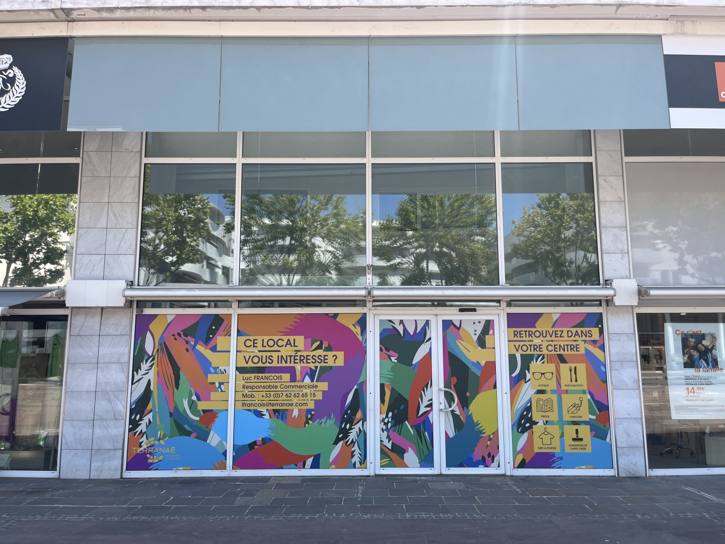Adhésif sur vitrine
