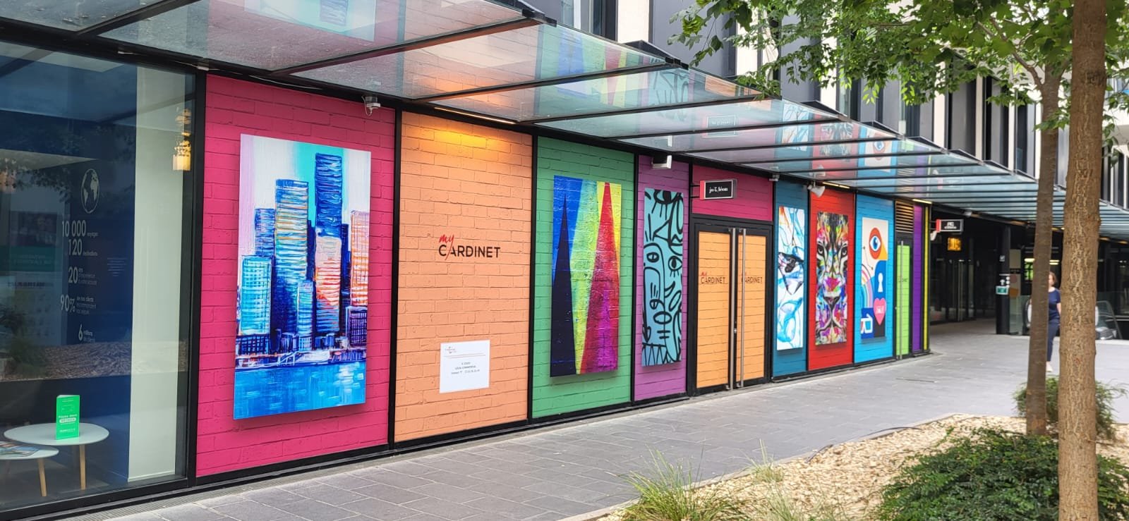 Vitrophanie imprime╠üe sur vitrines exte╠ürieures de centre commercial copie
